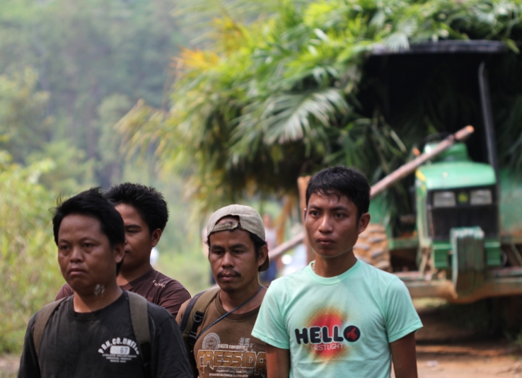 Villagers from Lansat Baru, Lansat Lama and Belenyut SIbau in front of a truck loaded with palm oil 