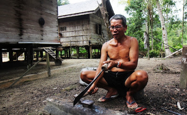 Local man, Pak Apuia, with a huge database of plant knowledge contained within his very own mind.